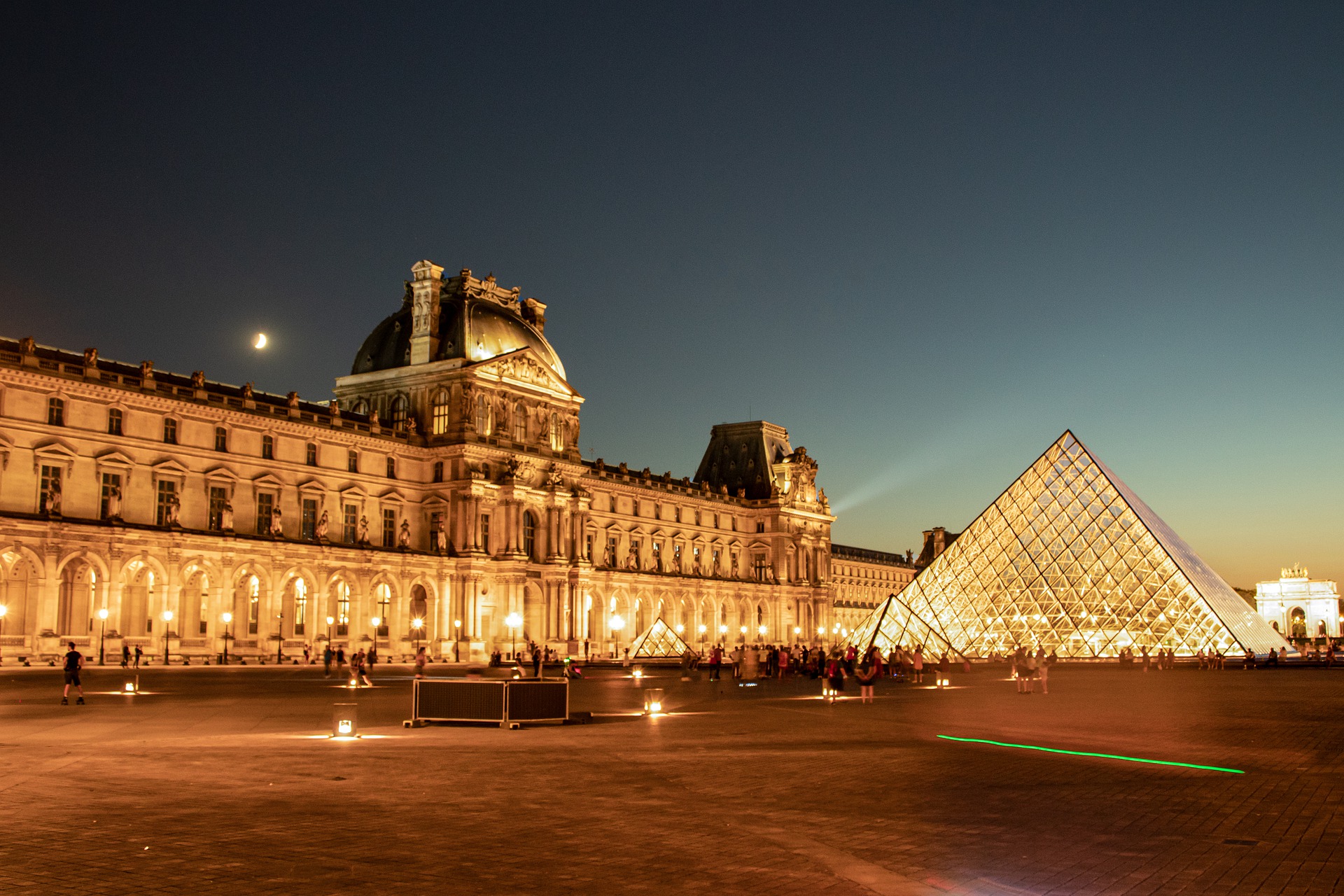 Знаменитый музей в париже. Музеи. Лувр. Париж. Ночной Лувр Париж. Париж Лувр пирамида.